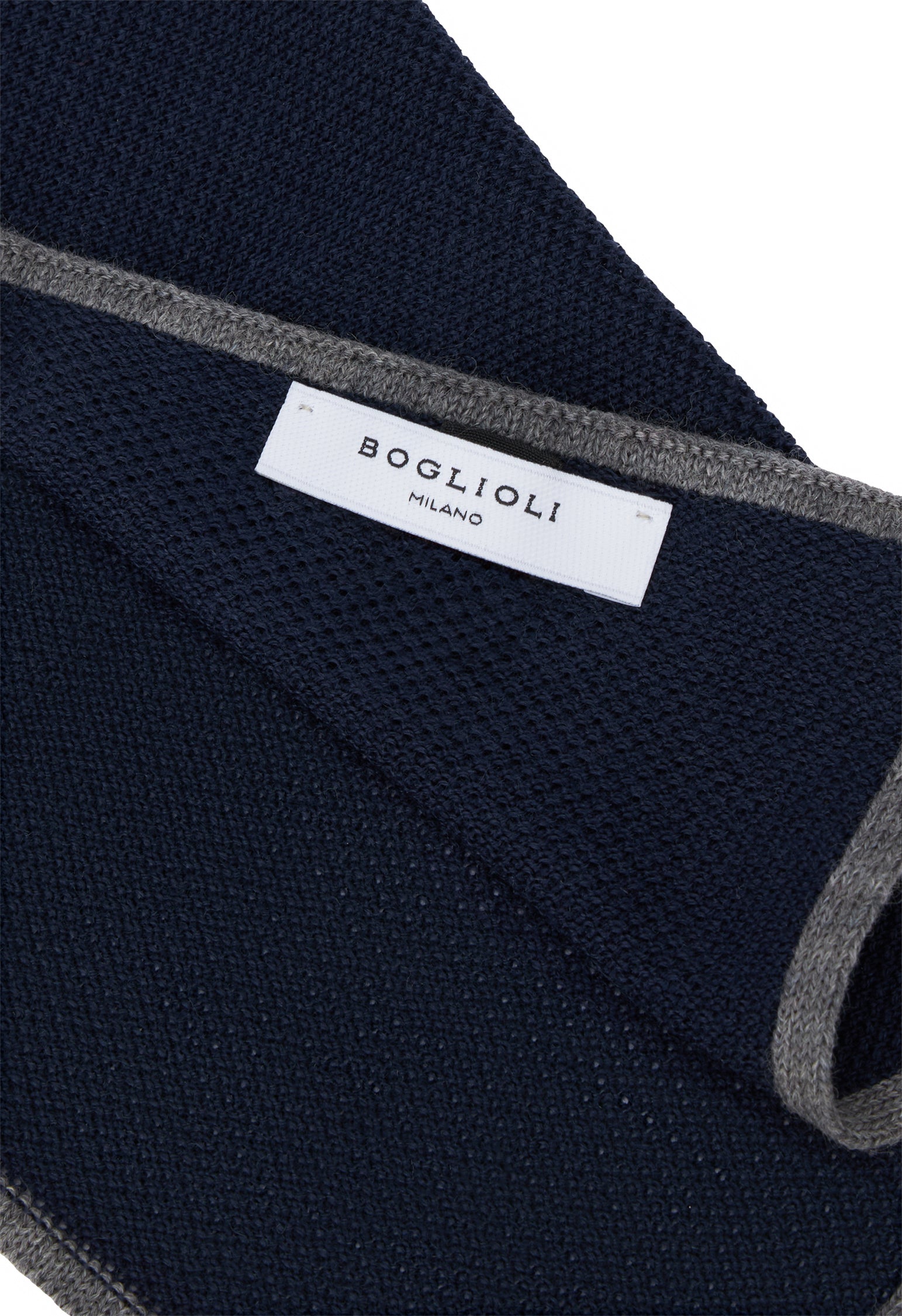 Pochette in seta blu con bordino a contrasto