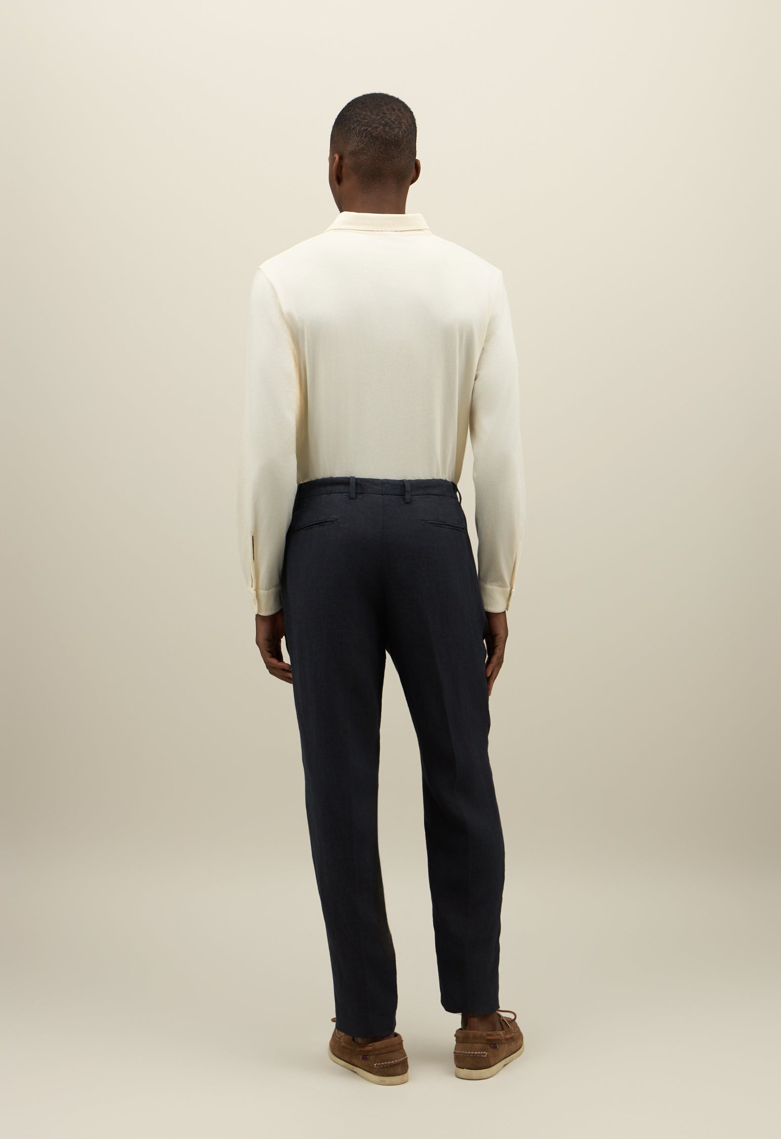 Pantalone in lino tinto in capo con due pinces blu