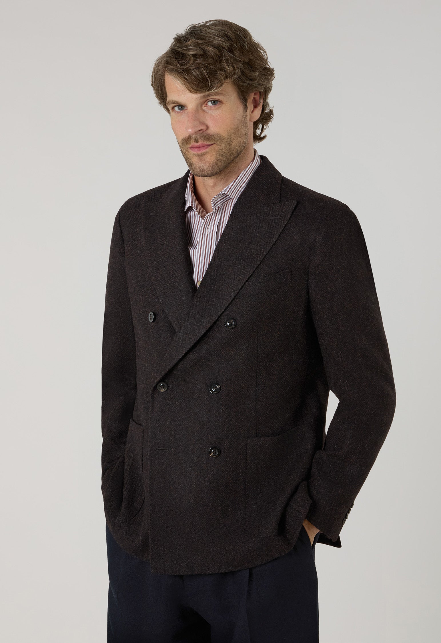 Braune, zweireihige K-Jacket aus brauner Shetlandwolle im Chevron-Muster