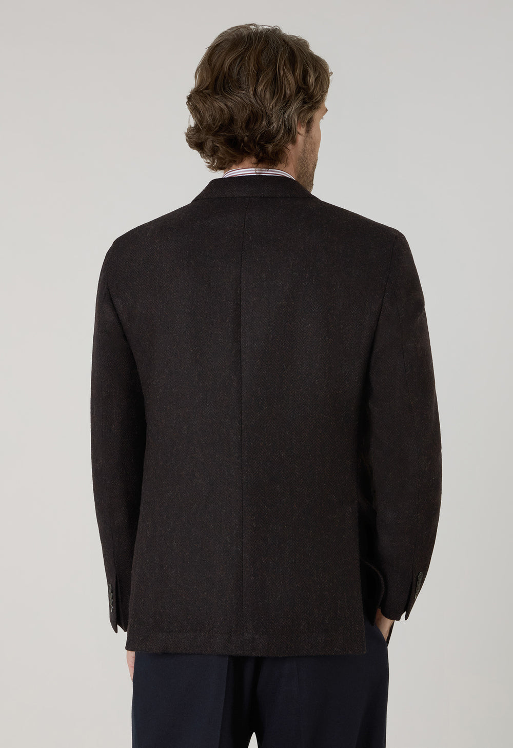 Braune, zweireihige K-Jacket aus brauner Shetlandwolle im Chevron-Muster