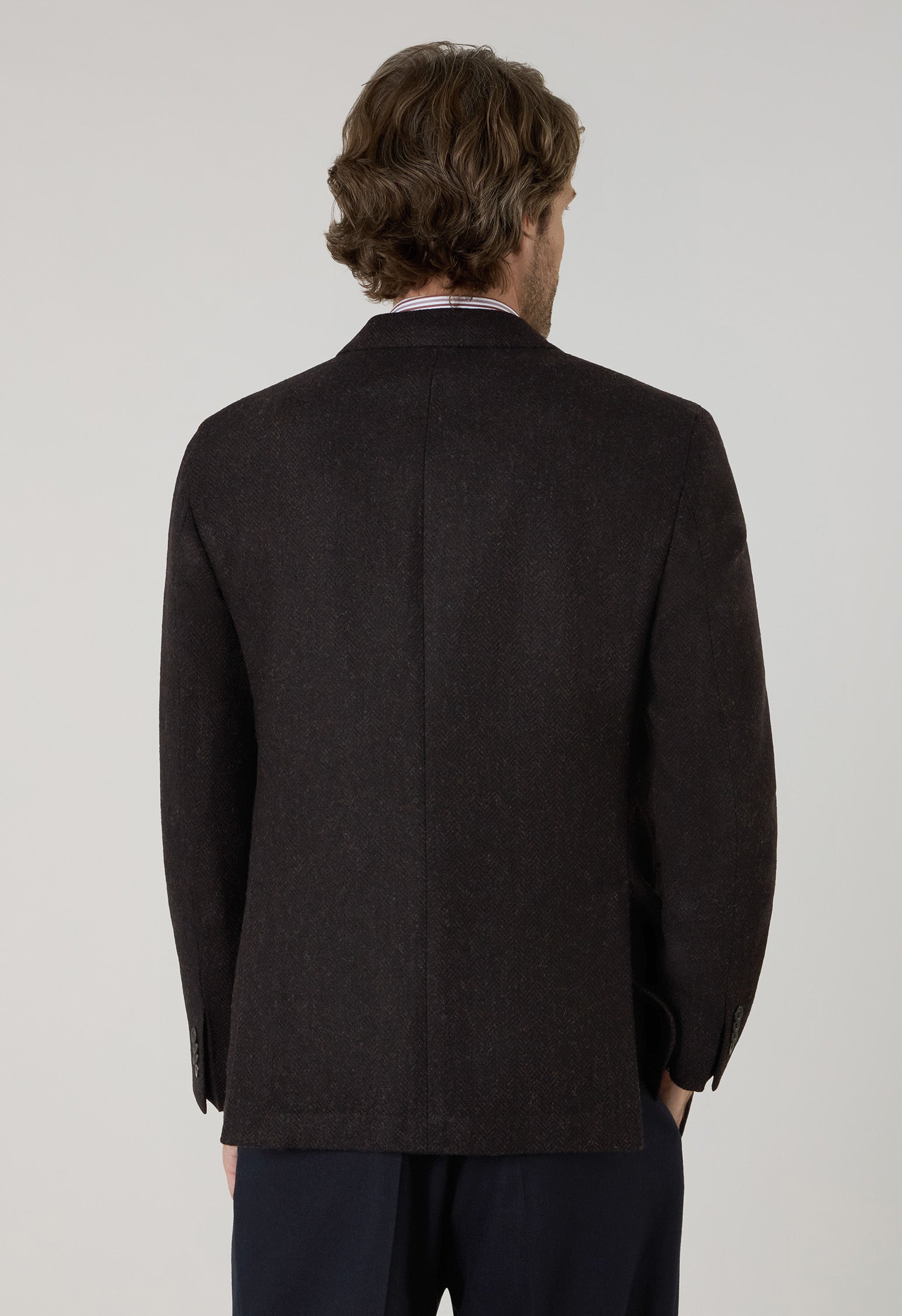 Braune, zweireihige K-Jacket aus brauner Shetlandwolle im Chevron-Muster