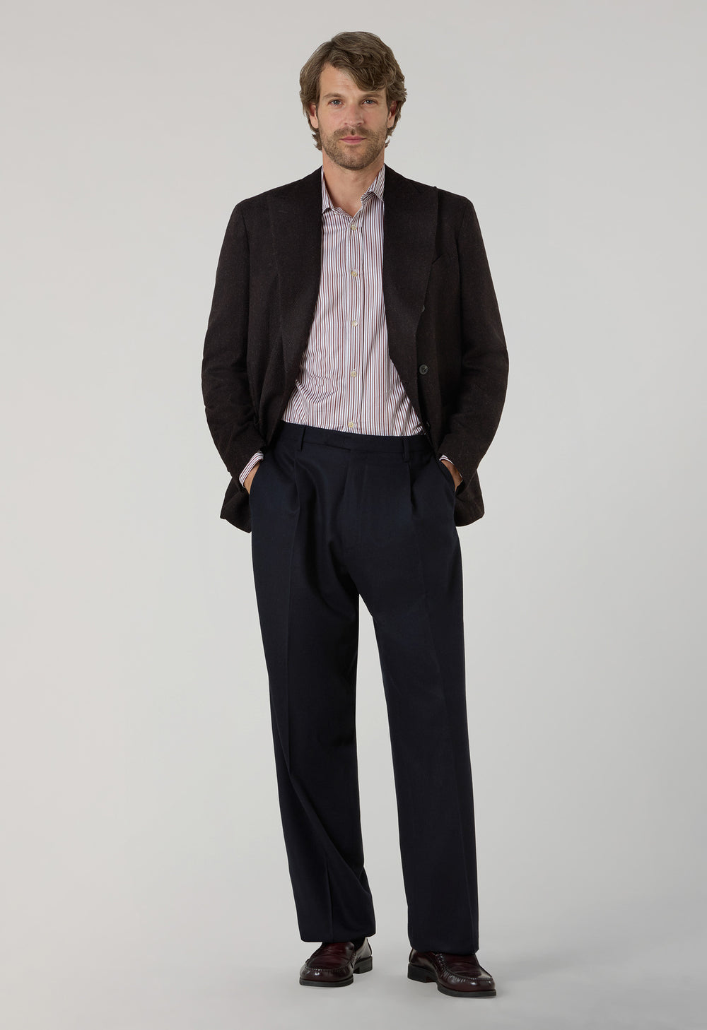 Braune, zweireihige K-Jacket aus brauner Shetlandwolle im Chevron-Muster