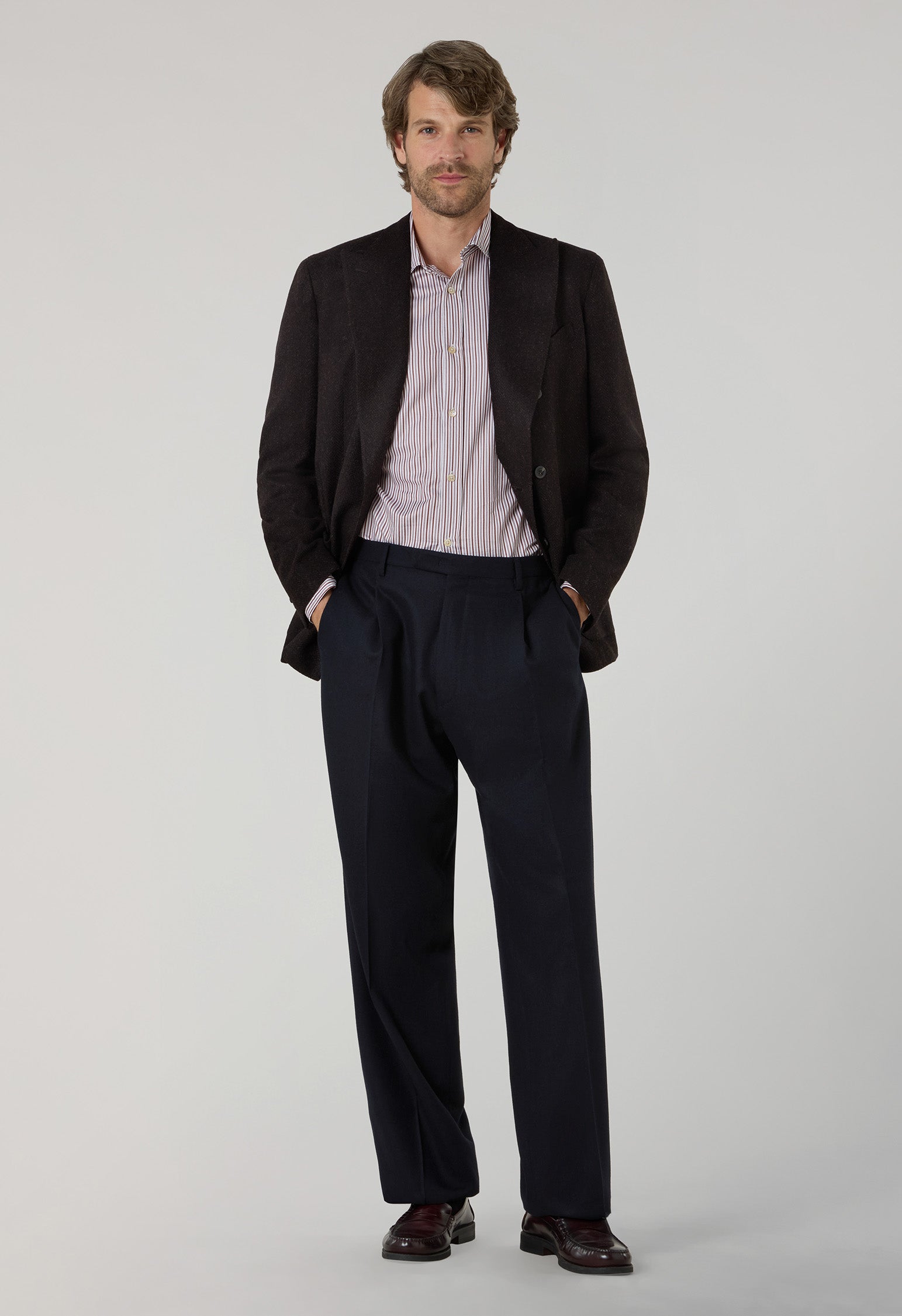 Braune, zweireihige K-Jacket aus brauner Shetlandwolle im Chevron-Muster